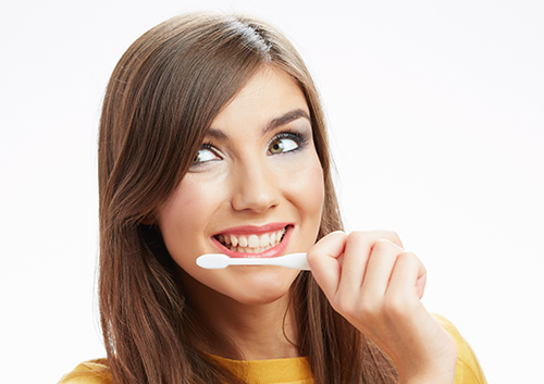 Brushing your teeth with Invisalign